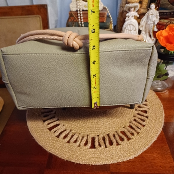 London Fog Collection Sage Green/Cream/Tan Oversized Knotted Strap Bag 12" - Picture 7 of 16